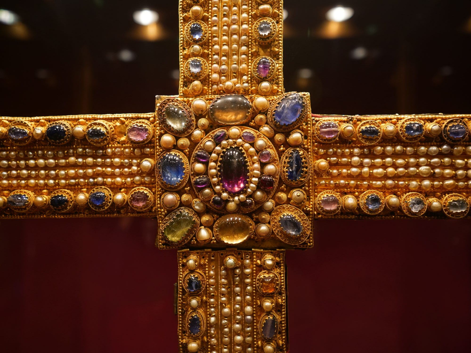 The central part of a cross, covered, in gold and jewels