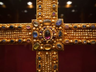 The central part of a cross, covered, in gold and jewels